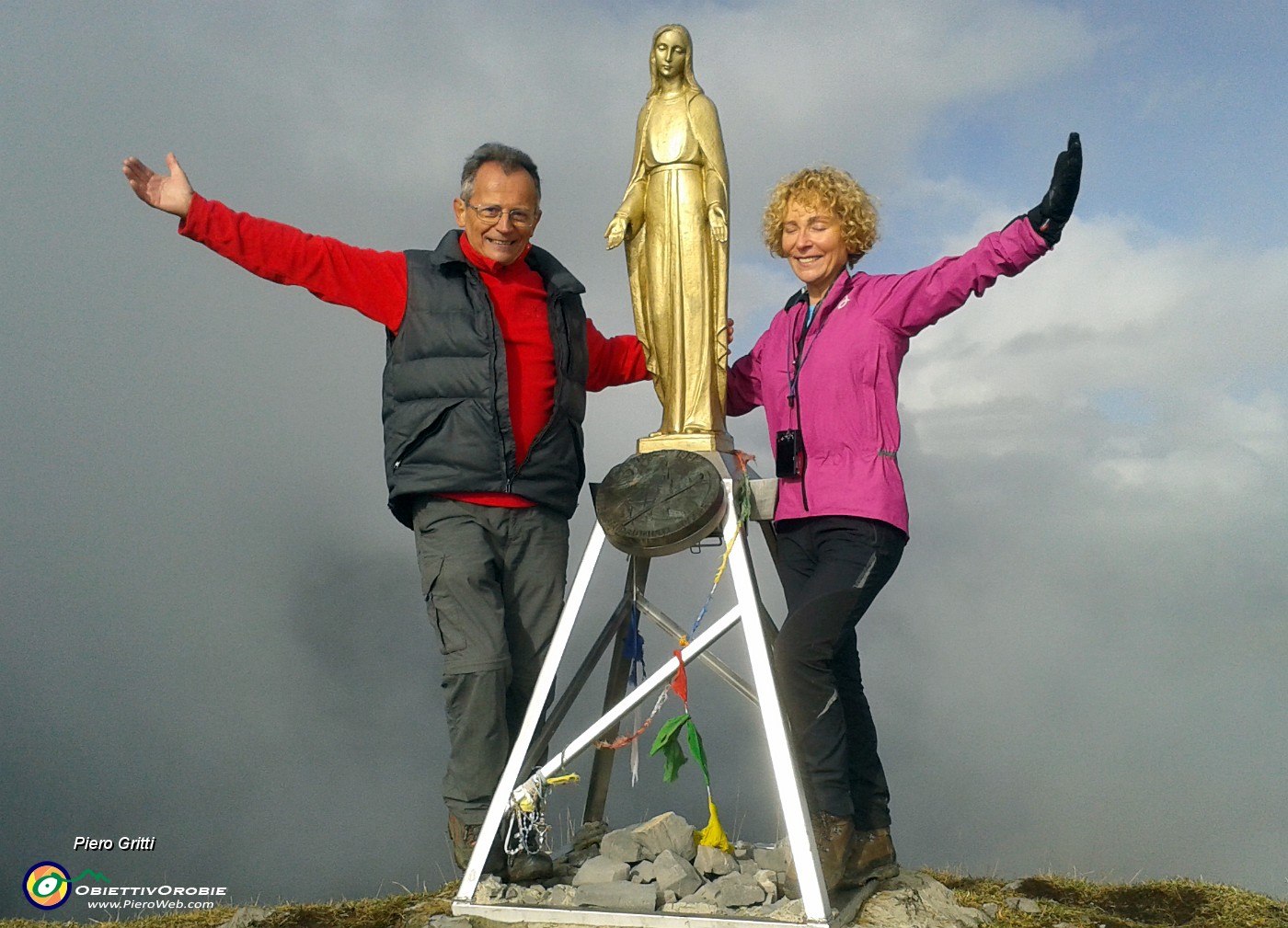 50 Alla Madonnina di vetta del  Baciamorti...tra nebbie vaganti con spere di sole.jpg